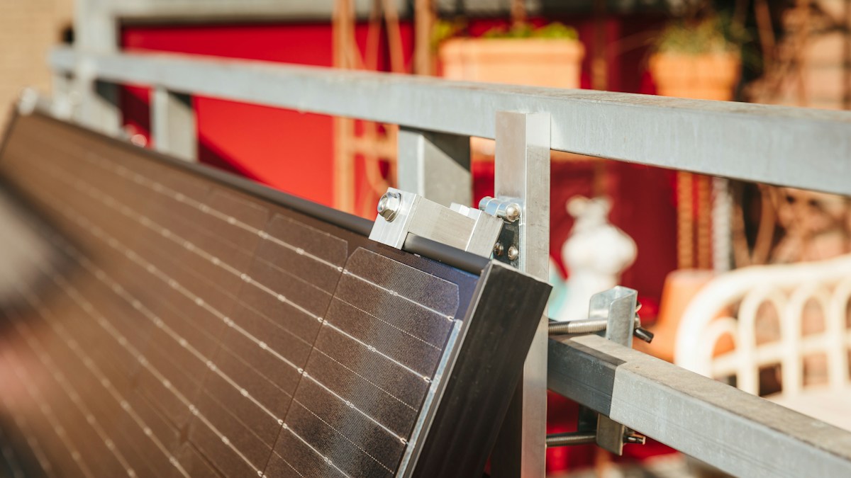 Integrating smart battery storage with balcony solar: storing excess daytime gen